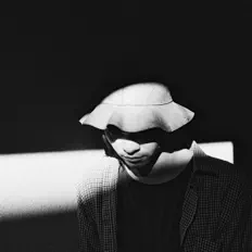 聆聽 MOY、觀看音樂影片、閱讀小傳、查看巡演日期等！