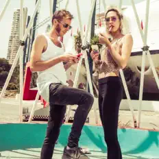 Listen to Mueveloreina, watch music videos, read bio, see tour dates & more!