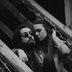 Edward + Janeを聴いたり、ミュージックビデオを鑑賞したり、経歴やツアー日程などを確認したりしましょう！