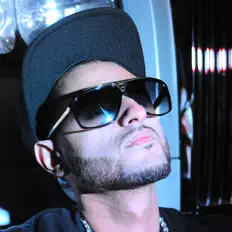 Hör dir FUSION an, schau dir Musikvideos an, lies die Biografie, finde Tourdaten und mehr!