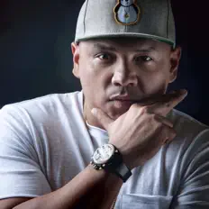 聆聽 DJ Africa、觀看音樂影片、閱讀小傳、查看巡演日期等！