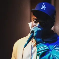 Poslechněte si interpreta Adro, sledujte hudební videa, přečtěte si životopis, podívejte se na data turné a další informace.