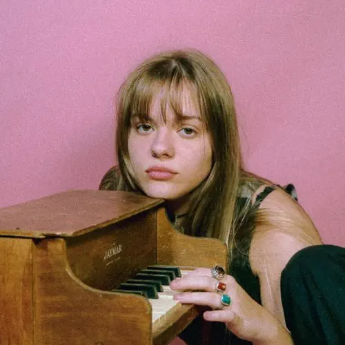 Maisy Stella