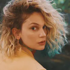 Farah Zeynep Abdullahを聴いたり、ミュージックビデオを鑑賞したり、経歴やツアー日程などを確認したりしましょう！