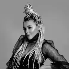 Escucha a DORA, mira videos musicales, lee su biografía, consulta las fechas de las gira y más.