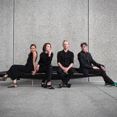 Australian String Quartetを聴いたり、ミュージックビデオを鑑賞したり、経歴やツアー日程などを確認したりしましょう！