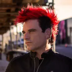 Poslechněte si interpreta Klayton, sledujte hudební videa, přečtěte si životopis, podívejte se na data turné a další informace.