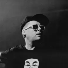 收听 YT、观看音乐视频、阅读小传、查看巡演日期等 ！