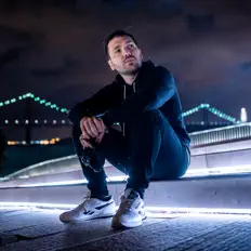 Lusyを聴いたり、ミュージックビデオを鑑賞したり、経歴やツアー日程などを確認したりしましょう！