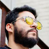 聆聽 undefined、觀看音樂影片、閱讀小傳、查看巡演日期等！