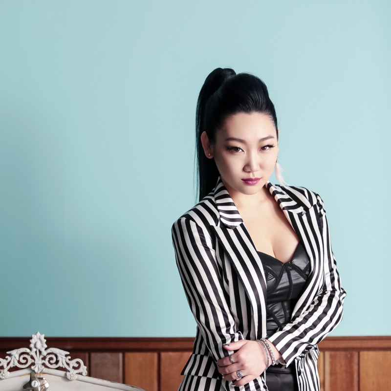 eSNa - 아랫입술 물고