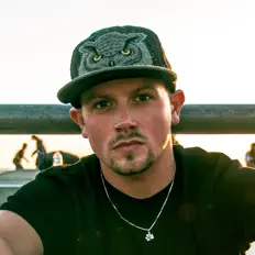 Hör dir TomPepe an, schau dir Musikvideos an, lies die Biografie, finde Tourdaten und mehr!