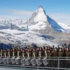 Rekrutenspiele Schweizer Militärmusik: песни, клипы, биография, даты выступлений и многое другое.