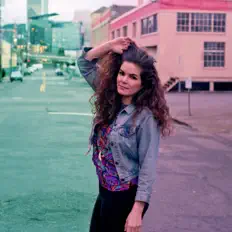 聆聽 Human Touch、觀看音樂影片、閱讀小傳、查看巡演日期等！