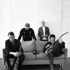 收听 ЛАВ、观看音乐视频、阅读小传、查看巡演日期等 ！