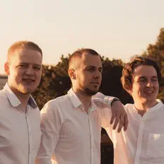Poslechněte si interpreta Front Fire, sledujte hudební videa, přečtěte si životopis, podívejte se na data turné a další informace.