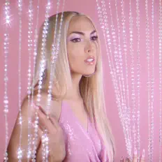 聆聽 Sabryna、觀看音樂影片、閱讀小傳、查看巡演日期等！