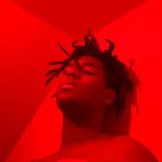 聆聽 Chloe Hotline、觀看音樂影片、閱讀小傳、查看巡演日期等！