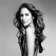 ELLA सुनें, म्यूज़िक वीडियो देखें, बायो पढ़ें, दौरे की तारीखें और बहुत कुछ देखें!