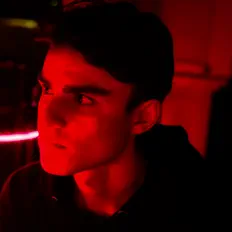 Goonを聴いたり、ミュージックビデオを鑑賞したり、経歴やツアー日程などを確認したりしましょう！