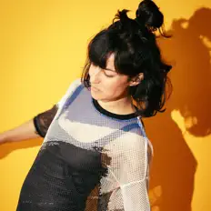 KOE KOMOYを聴いたり、ミュージックビデオを鑑賞したり、経歴やツアー日程などを確認したりしましょう！