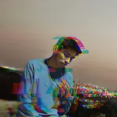 Yung CAを聴いたり、ミュージックビデオを鑑賞したり、経歴やツアー日程などを確認したりしましょう！