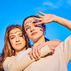 Mimi & Josy dinle, müzik videolarını izle, biyografisini oku, tur tarihlerini ve daha fazlasını gör!