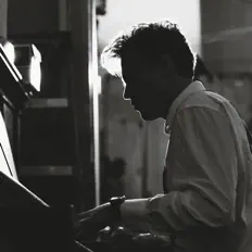 收听 All In Music、观看音乐视频、阅读小传、查看巡演日期等 ！