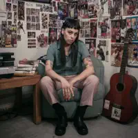 Hör dir undefined an, schau dir Musikvideos an, lies die Biografie, finde Tourdaten und mehr!