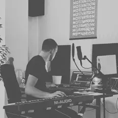 Poslechněte si interpreta Nishnu, sledujte hudební videa, přečtěte si životopis, podívejte se na data turné a další informace.