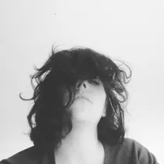 Dengarkan Emilie Mover, tonton video musik, baca bio, lihat tanggal tur & lainnya!