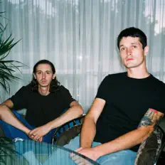 Ouça Fantomes, assista a videoclipes, leia a biografia, veja as datas das turnês e mais!