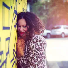 Tina Harrod सुनें, म्यूज़िक वीडियो देखें, बायो पढ़ें, दौरे की तारीखें और बहुत कुछ देखें!