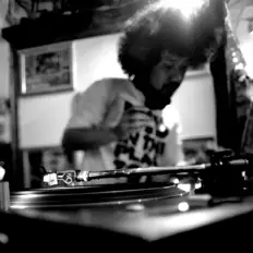 DJ Yasを聴いたり、ミュージックビデオを鑑賞したり、経歴やツアー日程などを確認したりしましょう！