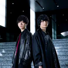 Dengarkan Clover×Clover, tonton video musik, baca bio, lihat tanggal tur & lainnya!