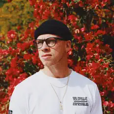 Poslechněte si interpreta Homage, sledujte hudební videa, přečtěte si životopis, podívejte se na data turné a další informace.