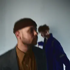 聆聽 Biyo、觀看音樂影片、閱讀小傳、查看巡演日期等！