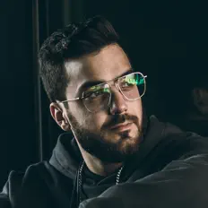 聆聽 IDAN、觀看音樂影片、閱讀小傳、查看巡演日期等！