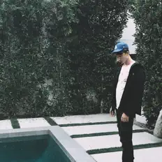 Nuge을(를) 듣고, 뮤직 비디오를 보고, 약력을 읽고, 투어 일정 등을 확인하세요!