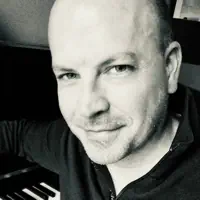 Luister naar undefined, bekijk muziekvideo's, lees de bio, bekijk de tourdata, en meer!