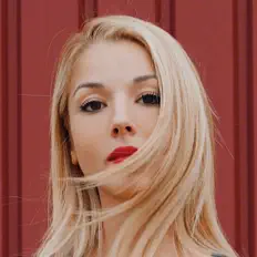 Viviana Casanovaを聴いたり、ミュージックビデオを鑑賞したり、経歴やツアー日程などを確認したりしましょう！