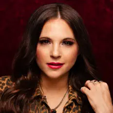 Lauren Davidsonを聴いたり、ミュージックビデオを鑑賞したり、経歴やツアー日程などを確認したりしましょう！