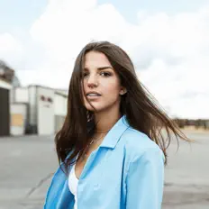 Leah Sykesを聴いたり、ミュージックビデオを鑑賞したり、経歴やツアー日程などを確認したりしましょう！