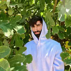 聆聽 Young Eli、觀看音樂影片、閱讀小傳、查看巡演日期等！