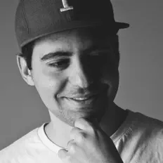 聆聽 P.R.、觀看音樂影片、閱讀小傳、查看巡演日期等！