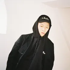 聆聽 Josee、觀看音樂影片、閱讀小傳、查看巡演日期等！