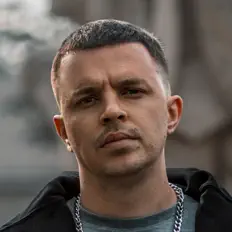 Poslechněte si interpreta Kurbat, sledujte hudební videa, přečtěte si životopis, podívejte se na data turné a další informace.