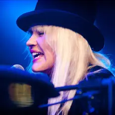 聆聽 Chi Coltrane、觀看音樂影片、閱讀小傳、查看巡演日期等！