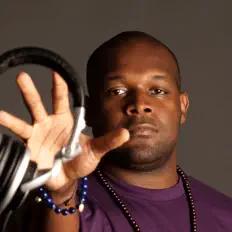 DJ Logicを聴いたり、ミュージックビデオを鑑賞したり、経歴やツアー日程などを確認したりしましょう！