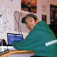 聆聽 Reverse、觀看音樂影片、閱讀小傳、查看巡演日期等！